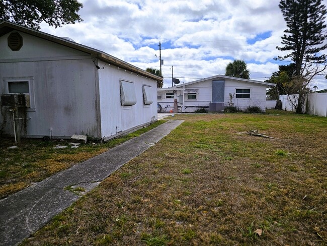 Parte posterior, ángulo desde el cobertizo trasero - 6819 Hammock Rd