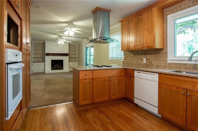 Photo - 2852 Talisman Ct NE