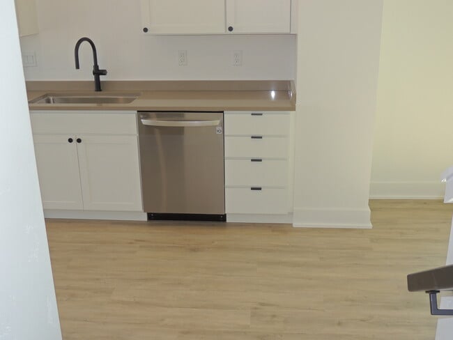 Photo - 600 Lawrence Ave