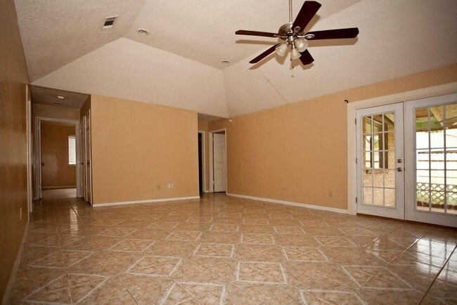 Photo - 6318 Crakston St