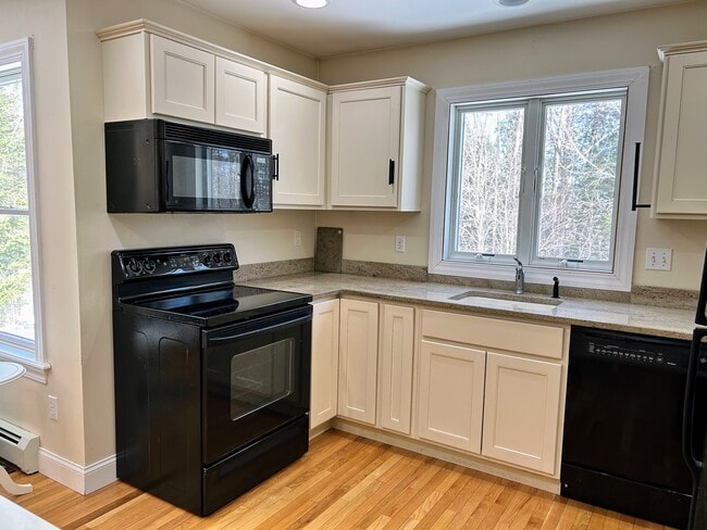 Electric appliances, granite counters - 4 Evergreen Dr Unit 4 Evergreen Dr
