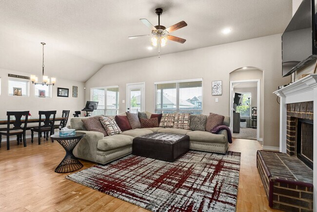 Photo - 907 Hickok Dr