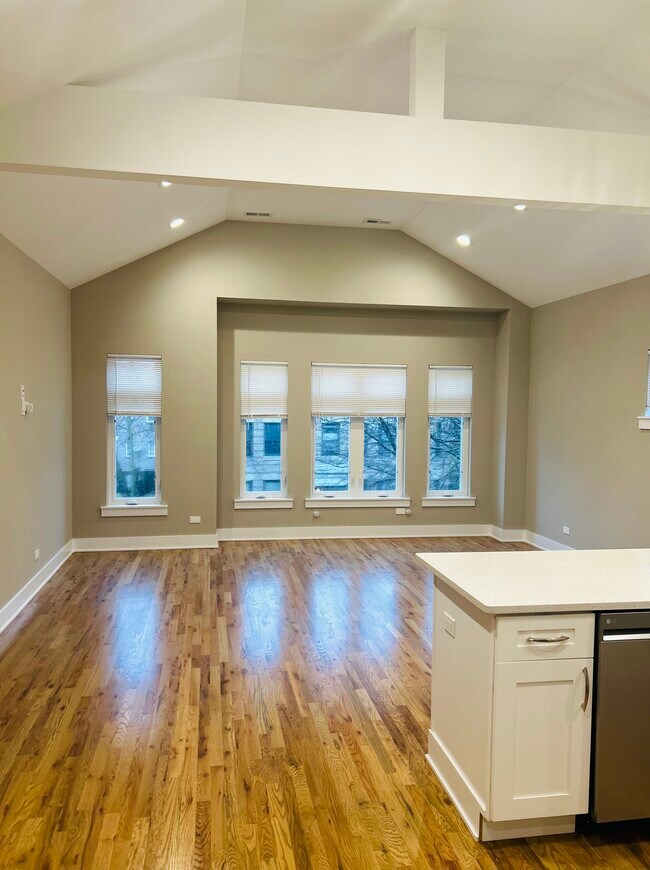 Photo - 643 E 50th St Unidad #3