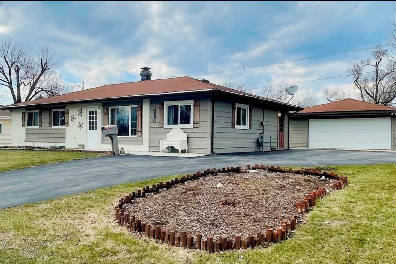 Photo - 460 Flagstaff Ln