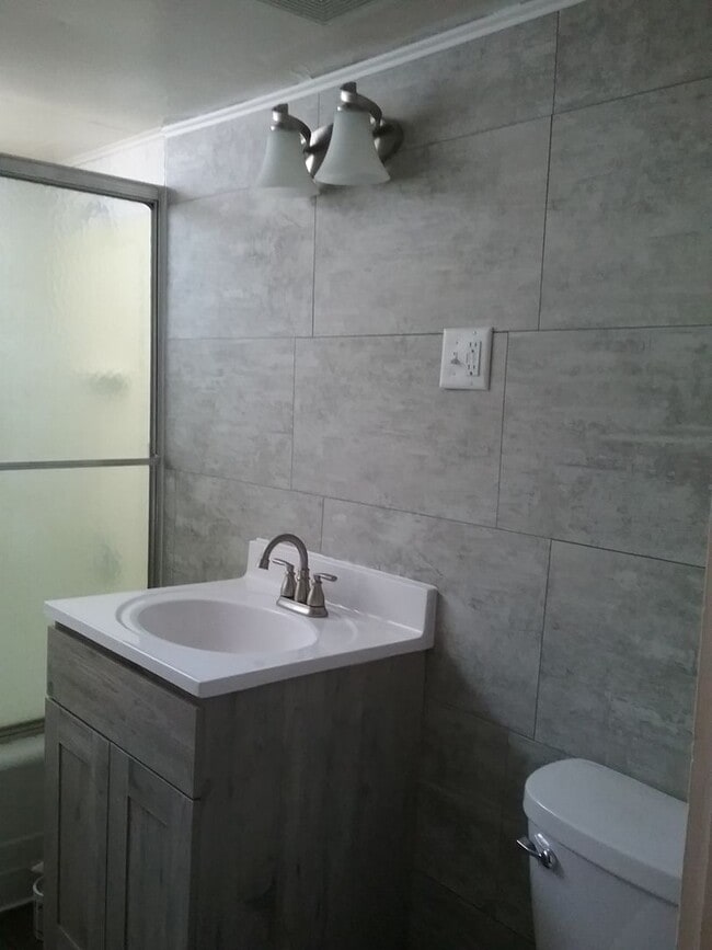 7024 40th Ave Unit 40th Upper
