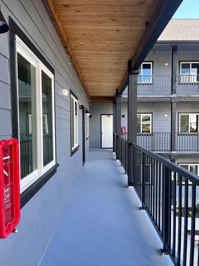 Photo - AVAILABLE NOW (FLEXIBLE TERMS): 3 bdrm, 1 bath Unit Near WWU and Downtown! FLEXIBLE LEASE DATES! Unit 1210 #101