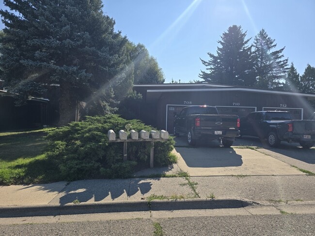 Building Photo - 708 S 16th Ave