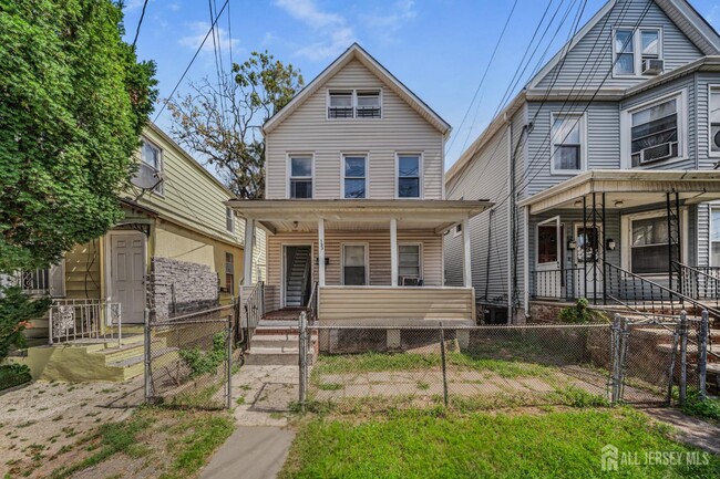 Building Photo - 133 Smith St Unit 2