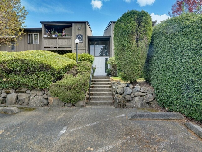 Building Photo - Cozy Condo Living in Tacoma's Desirable Highlands Community | Pool, Gym & Clubhouse Unit Q106