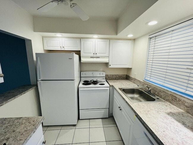 Photo - 9911 SW Sandalfoot Blvd Unidad 112