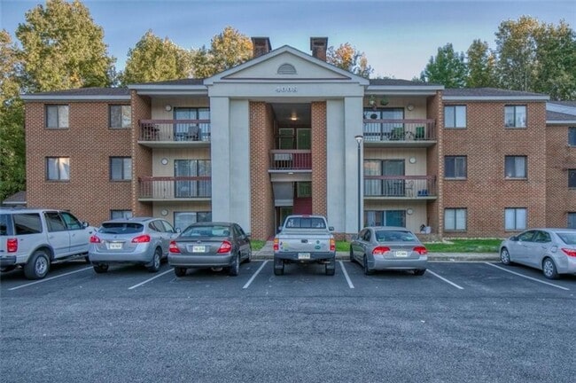 Building Photo - 2 bedroom/ 2 full bathroom- Governor's Square Unit 5