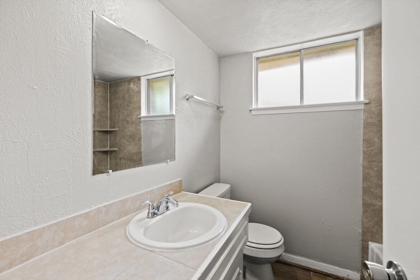 Photo - 122 W Havner Ln