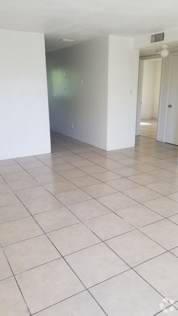 Building Photo - RENT REDUCTION!! 2 bed 1 bath Apartment Wa... Unit 7