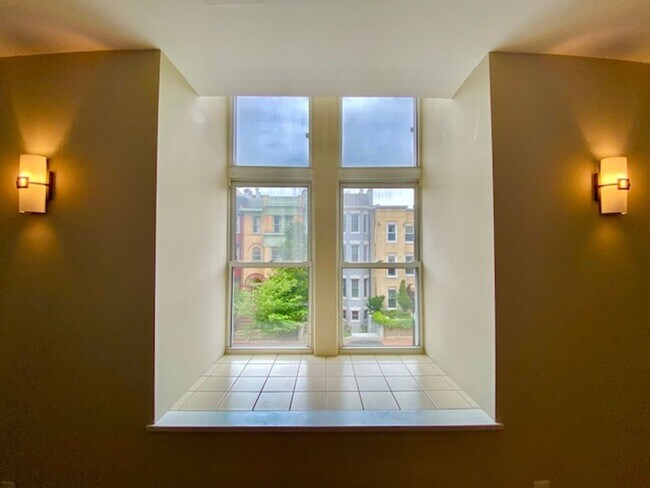 Photo - Dupont - West End Fabulous studio with decorative Fireplace & W/D Unit 23