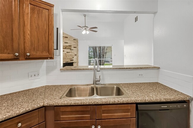 Photo - 5211 Lynngate Dr House