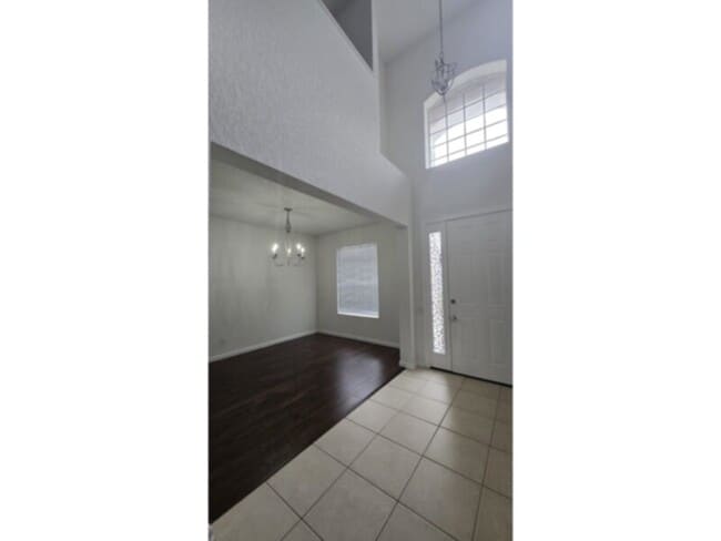 Photo - 4 b 2.5 b House w 2 car garage in Spring Isle