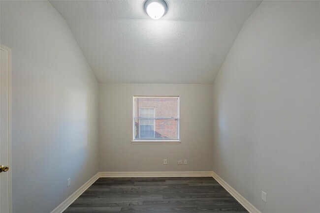 Building Photo - 16007 Lakestone Dr