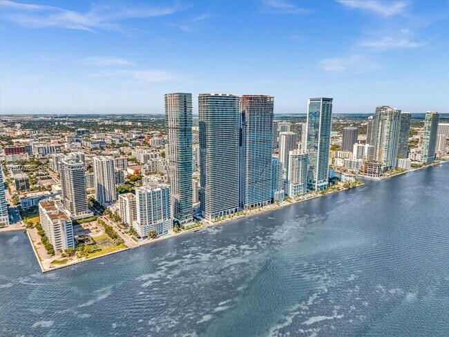 Building Photo - 700 NE 24th St Unit 3303