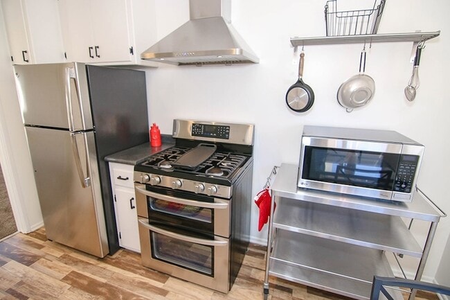 Photo - 116 1/2 24th ST Unit REAR Unidad REAR