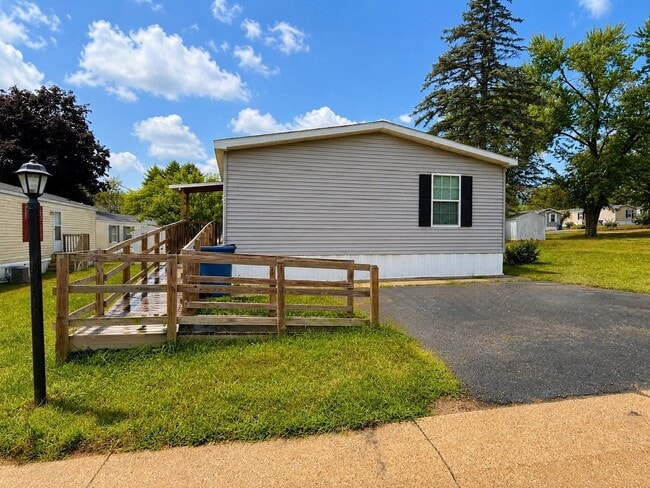 Building Photo - 504 Pettycoat Ln