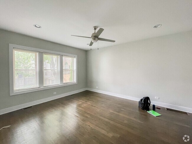 Building Photo - 3919 N Janssen Ave Unit 1E Rental