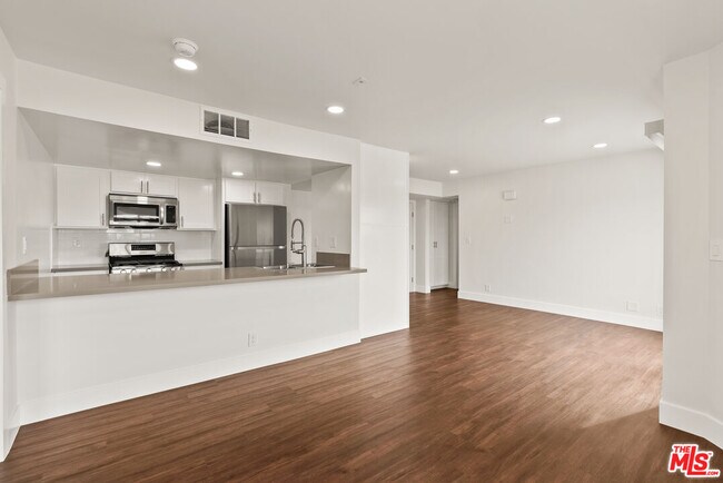 Photo - 16550 Vanowen St Unidad 307