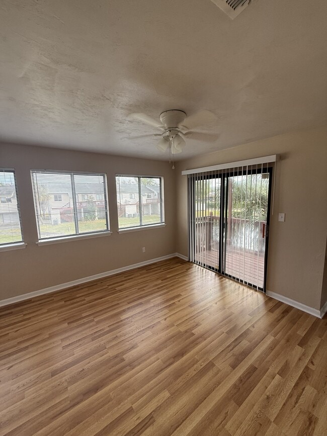 Building Photo - 1313 Airport Dr