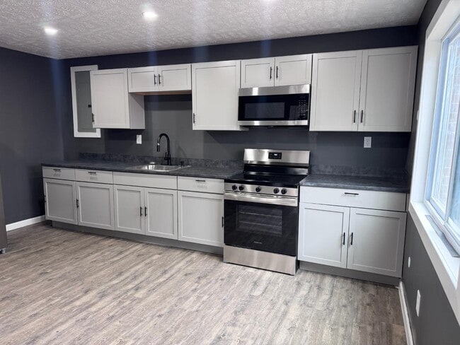 Building Photo - 2127 Winfield Ave