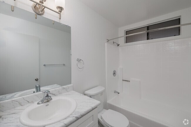 2BR, 2BA - 918SF - Primary Bathroom