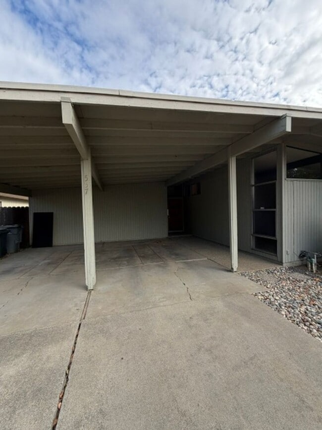557 Villanova Dr
