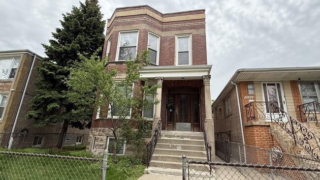 Building Photo - 2022 N Lawler Ave Unit 2ND