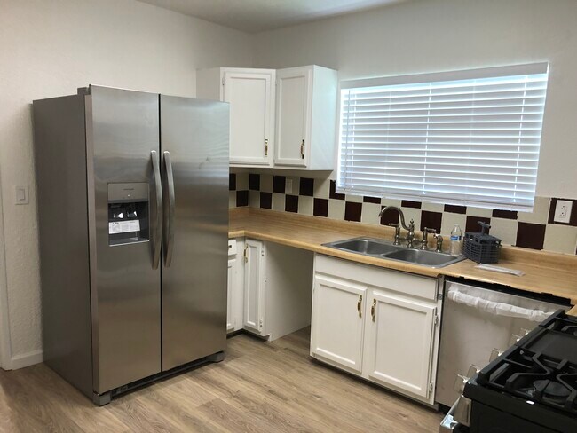 Photo - 1040 Weeks St