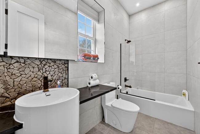 Photo - 443 Clove Rd Unidad ID1366356P