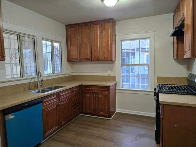 916 W 59th Pl