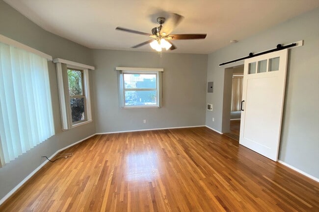 Photo - MUST SEE Bankers Hill Apartment! Spacious Bedroom and Closet! 1 Assigned Parking! 10 Minute Walk ... Unidad 2018 B Front St