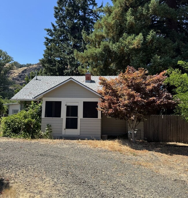 Building Photo - 3 Bedroom home SE Roseburg home