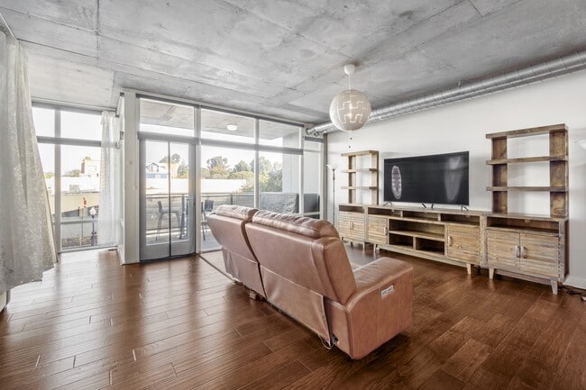 Photo - 1080 Park Blvd