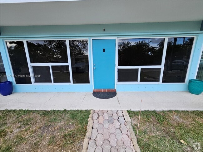 Building Photo - 733 NW 30th Ct Unit 3 Rental