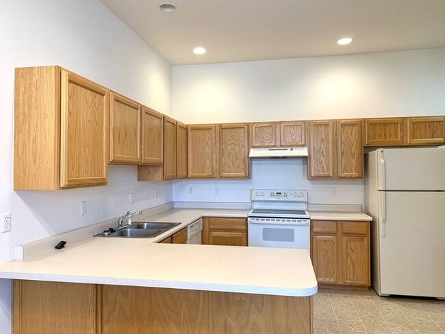 Photo - Spacious 3 Bedroom Townhome- Convenient Access to the Front Range