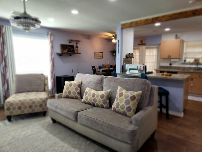 Building Photo - 2206 Treasure Hills Blvd Unit ALL Utilities Included Rental