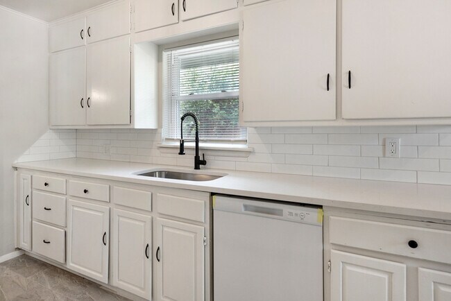 Photo - 730 N College St