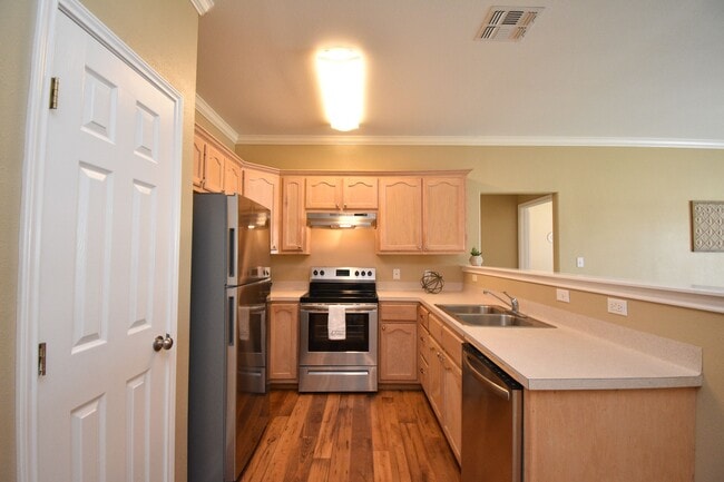 Building Photo - 130 Sherwood Dr Unit Apt B