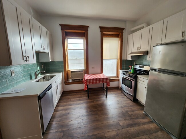 Building Photo - 2404 W Superior St Unit 2E Rental