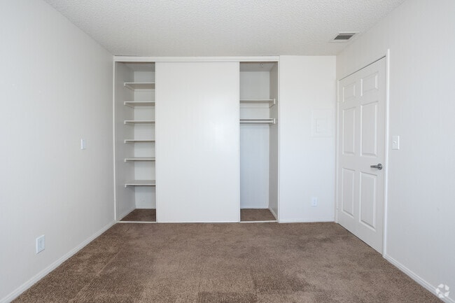 1BR, 1BA - 600SF - Bedroom