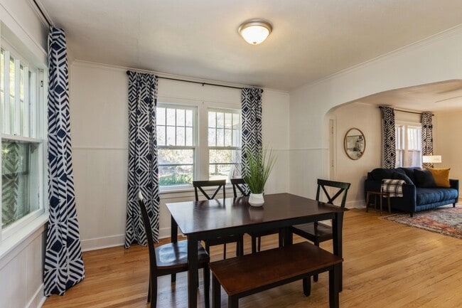 Photo - 8660 Robinson St