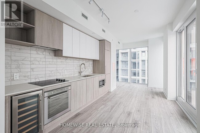 Photo - 2020 Bathurst St Unit 709