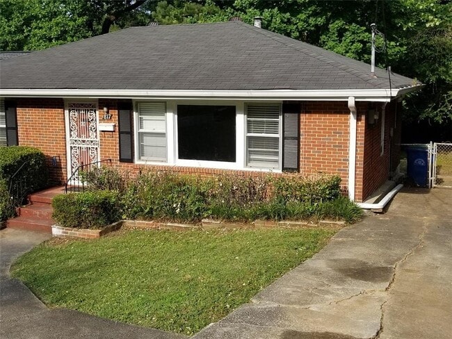 Photo - 817 Gertrude Pl NW