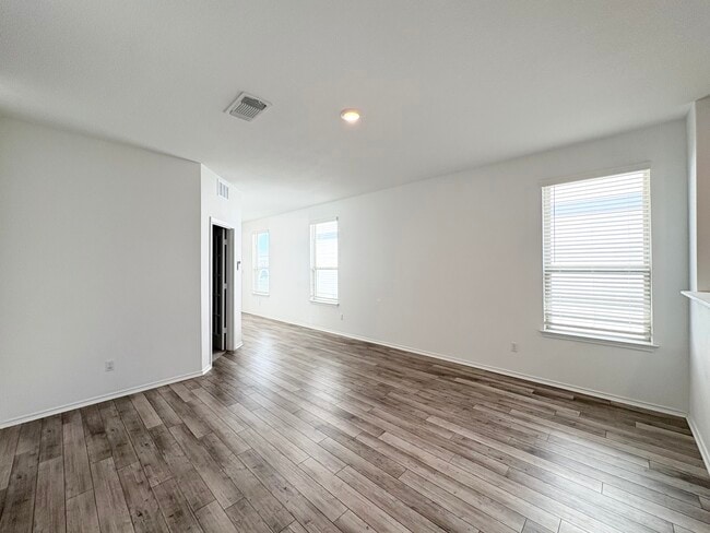 Photo - 217 English Oak St