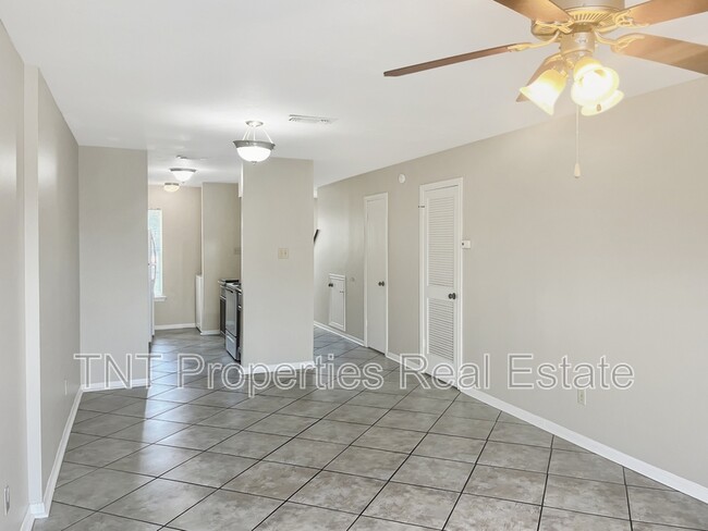 Photo - 1811 Woodsman Dr Unidad C