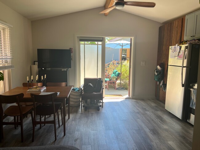 Photo - 1417 E 8th St